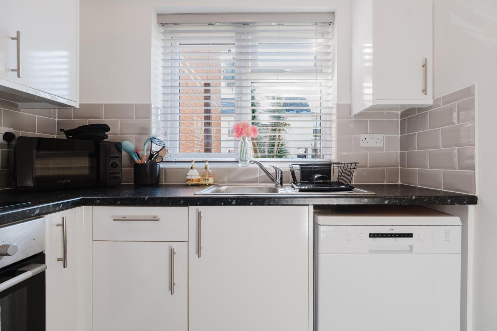 Corner House - Bright 2 Bed In * Cheltenham