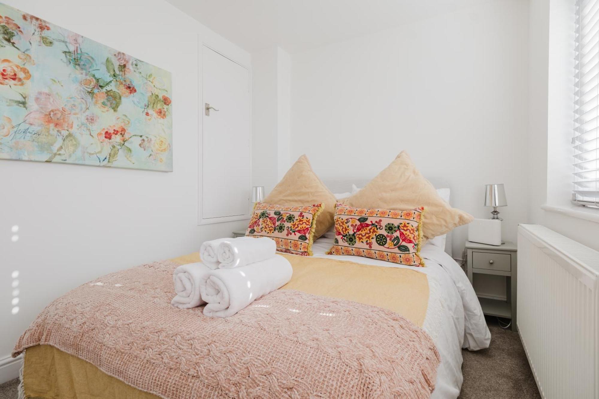 Corner House - Bright 2 Bed In * Cheltenham