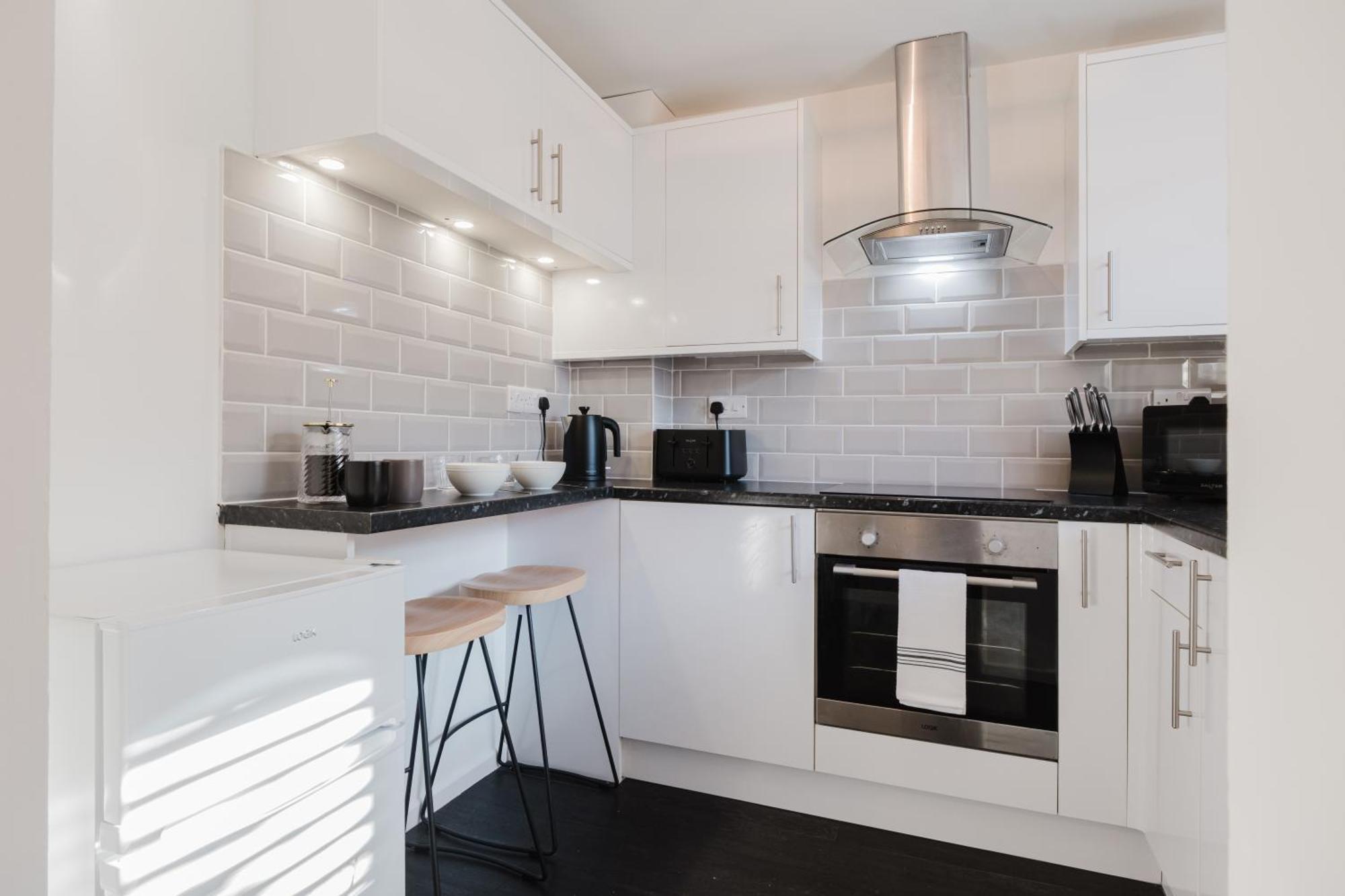 Corner House - Bright 2 Bed In *