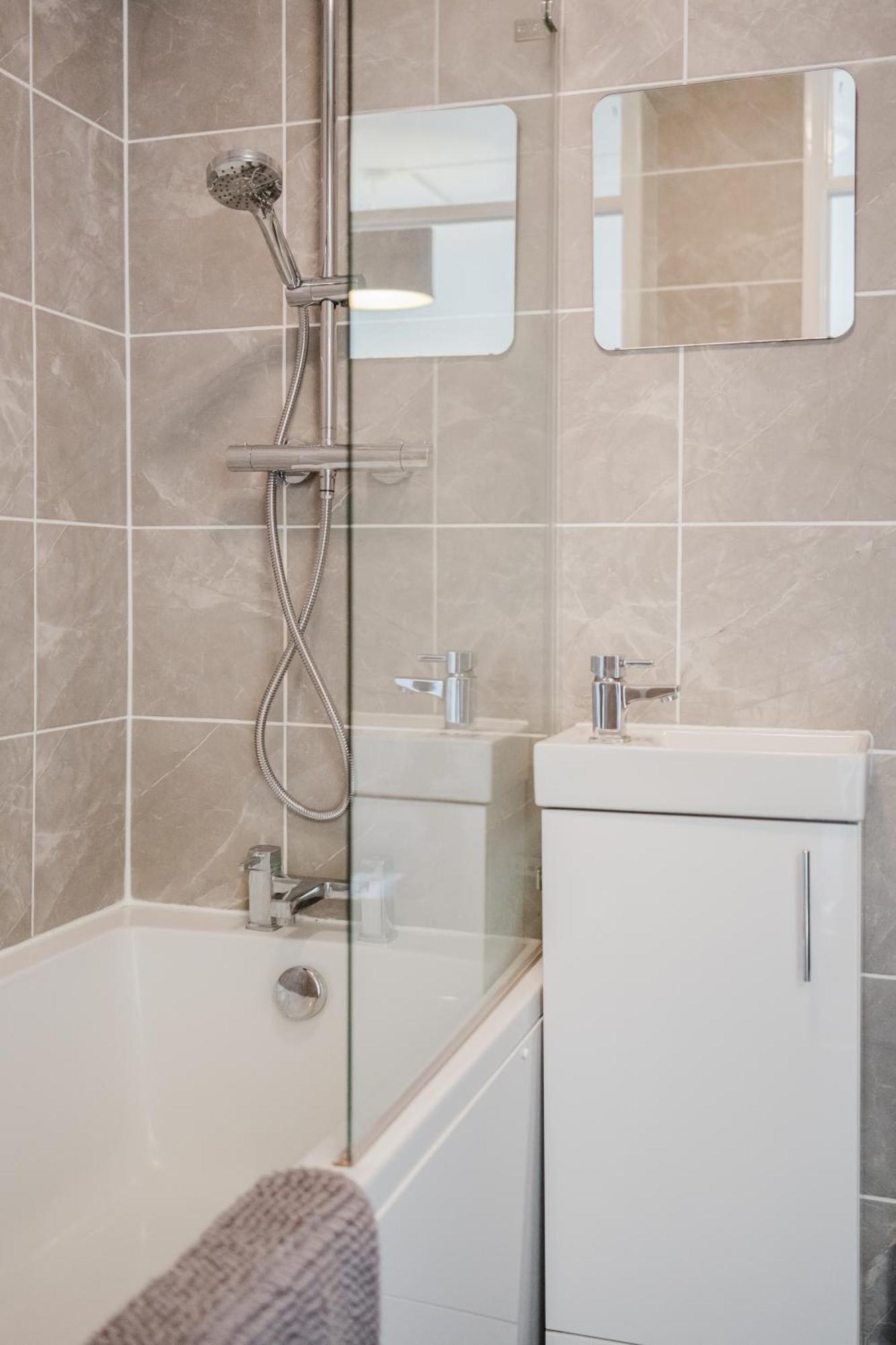 Corner House - Bright 2 Bed In